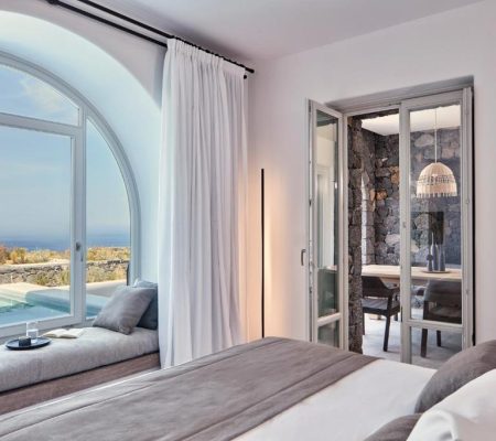 Discover the Ultimate Luxury: 11 Top-rated Hotels in Oia, Santorini in 2024